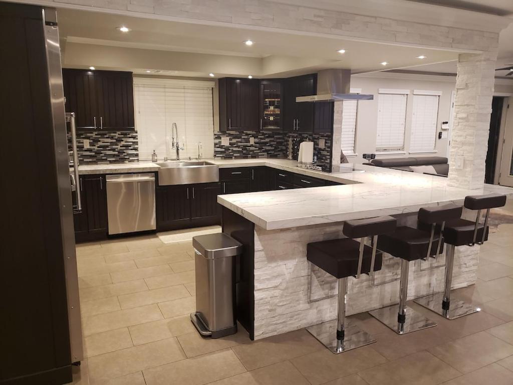 Luxury Villa, With Bonus Pool House, Private Pool, Hot Tub, Rock Water Fall And Slide, Putting Green, Basketball, Shuffle Board, Play Gym, Privately Gated On Circular Driveway. Villa *