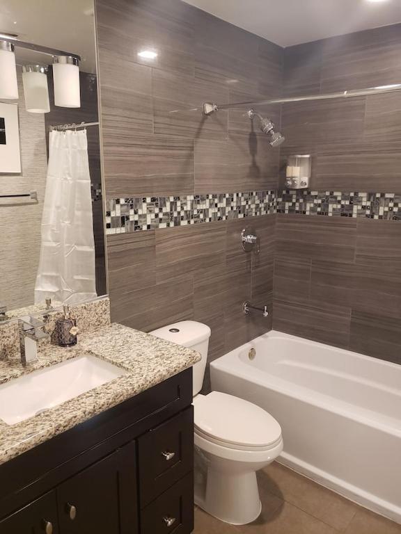 Villa Luxury Villa, With Bonus Pool House, Private Pool, Hot Tub, Rock Water Fall And Slide, Putting Green, Basketball, Shuffle Board, Play Gym, Privately Gated On Circular Driveway. Las Vegas