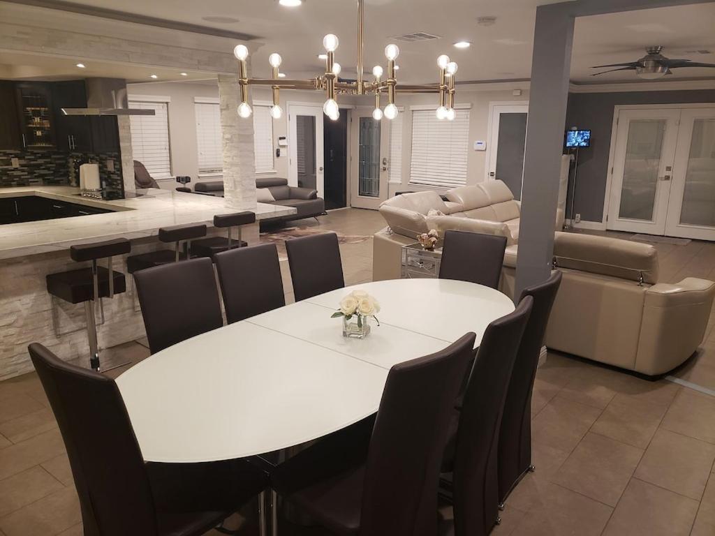 Luxury Villa, With Bonus Pool House, Private Pool, Hot Tub, Rock Water Fall And Slide, Putting Green, Basketball, Shuffle Board, Play Gym, Privately Gated On Circular Driveway. Las Vegas