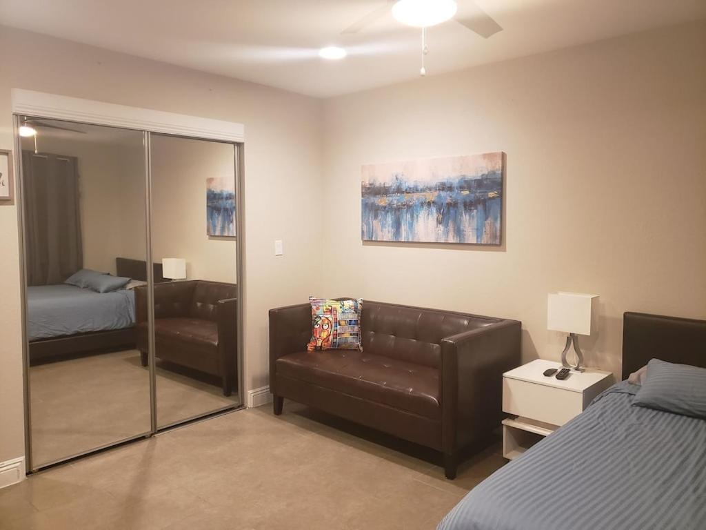 Luxury Villa, With Bonus Pool House, Private Pool, Hot Tub, Rock Water Fall And Slide, Putting Green, Basketball, Shuffle Board, Play Gym, Privately Gated On Circular Driveway. *