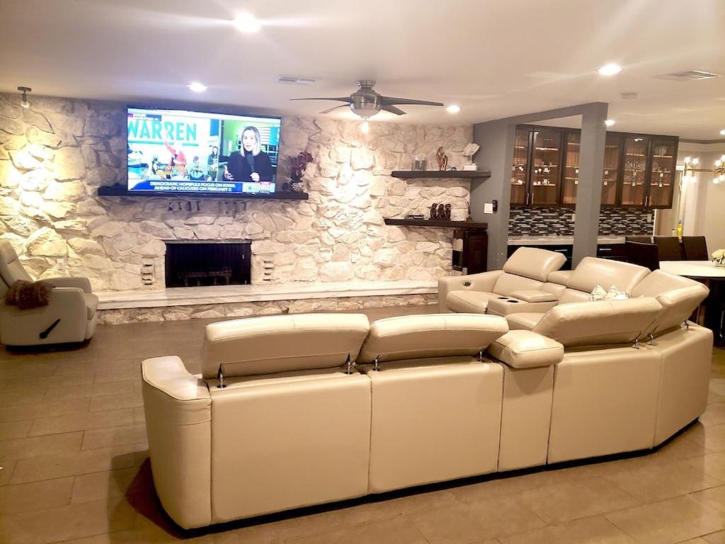 Luxury Villa, With Bonus Pool House, Private Pool, Hot Tub, Rock Water Fall And Slide, Putting Green, Basketball, Shuffle Board, Play Gym, Privately Gated On Circular Driveway. * Las Vegas