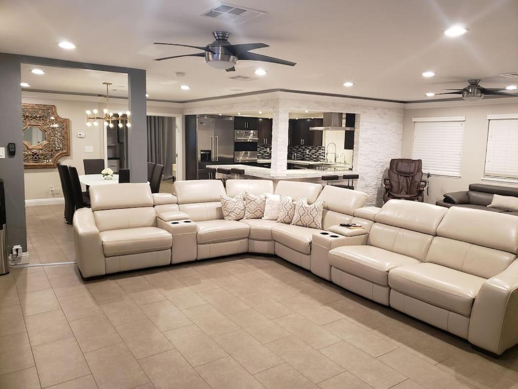 Villa Luxury Villa, With Bonus Pool House, Private Pool, Hot Tub, Rock Water Fall And Slide, Putting Green, Basketball, Shuffle Board, Play Gym, Privately Gated On Circular Driveway. *