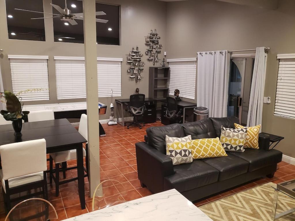 Villa Luxury Villa, With Bonus Pool House, Private Pool, Hot Tub, Rock Water Fall And Slide, Putting Green, Basketball, Shuffle Board, Play Gym, Privately Gated On Circular Driveway. Las Vegas