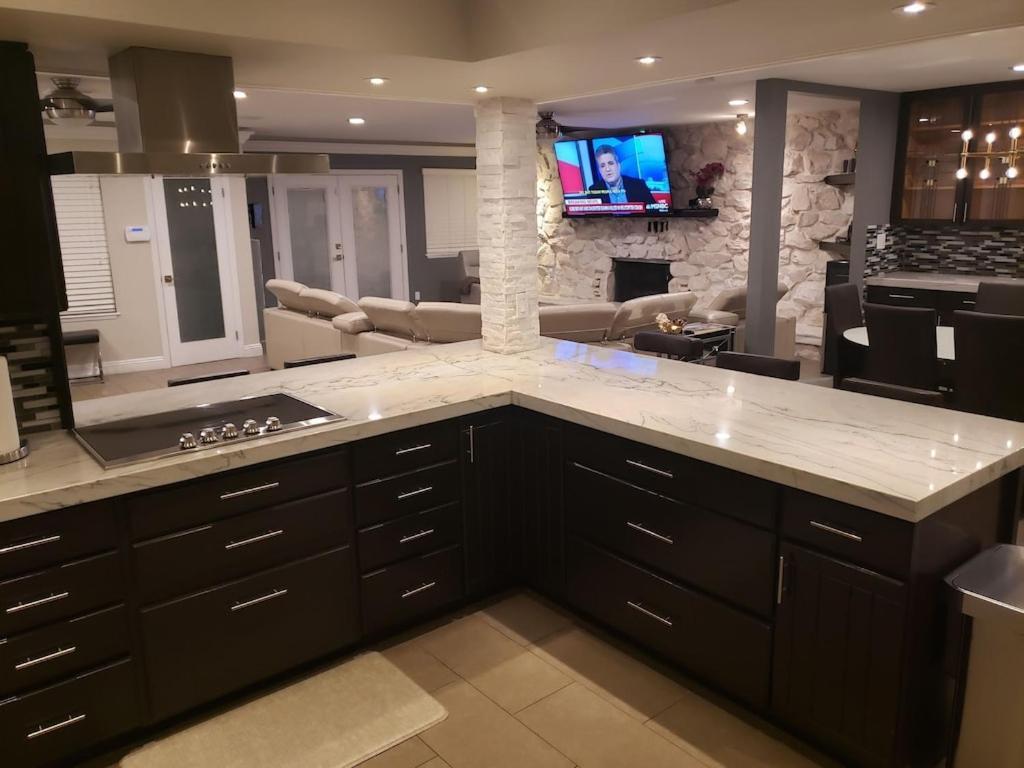 Luxury Villa, With Bonus Pool House, Private Pool, Hot Tub, Rock Water Fall And Slide, Putting Green, Basketball, Shuffle Board, Play Gym, Privately Gated On Circular Driveway. Villa *