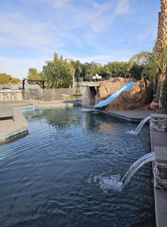 Villa Luxury Villa, With Bonus Pool House, Private Pool, Hot Tub, Rock Water Fall And Slide, Putting Green, Basketball, Shuffle Board, Play Gym, Privately Gated On Circular Driveway. Las Vegas