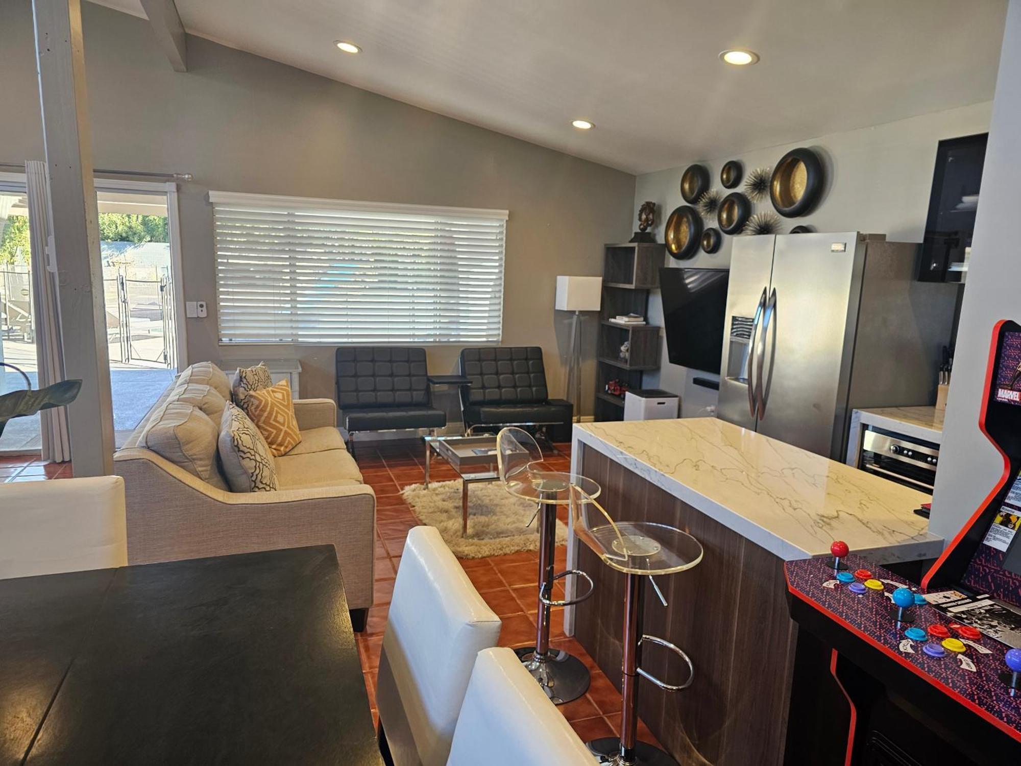 Villa Luxury Villa, With Bonus Pool House, Private Pool, Hot Tub, Rock Water Fall And Slide, Putting Green, Basketball, Shuffle Board, Play Gym, Privately Gated On Circular Driveway. *